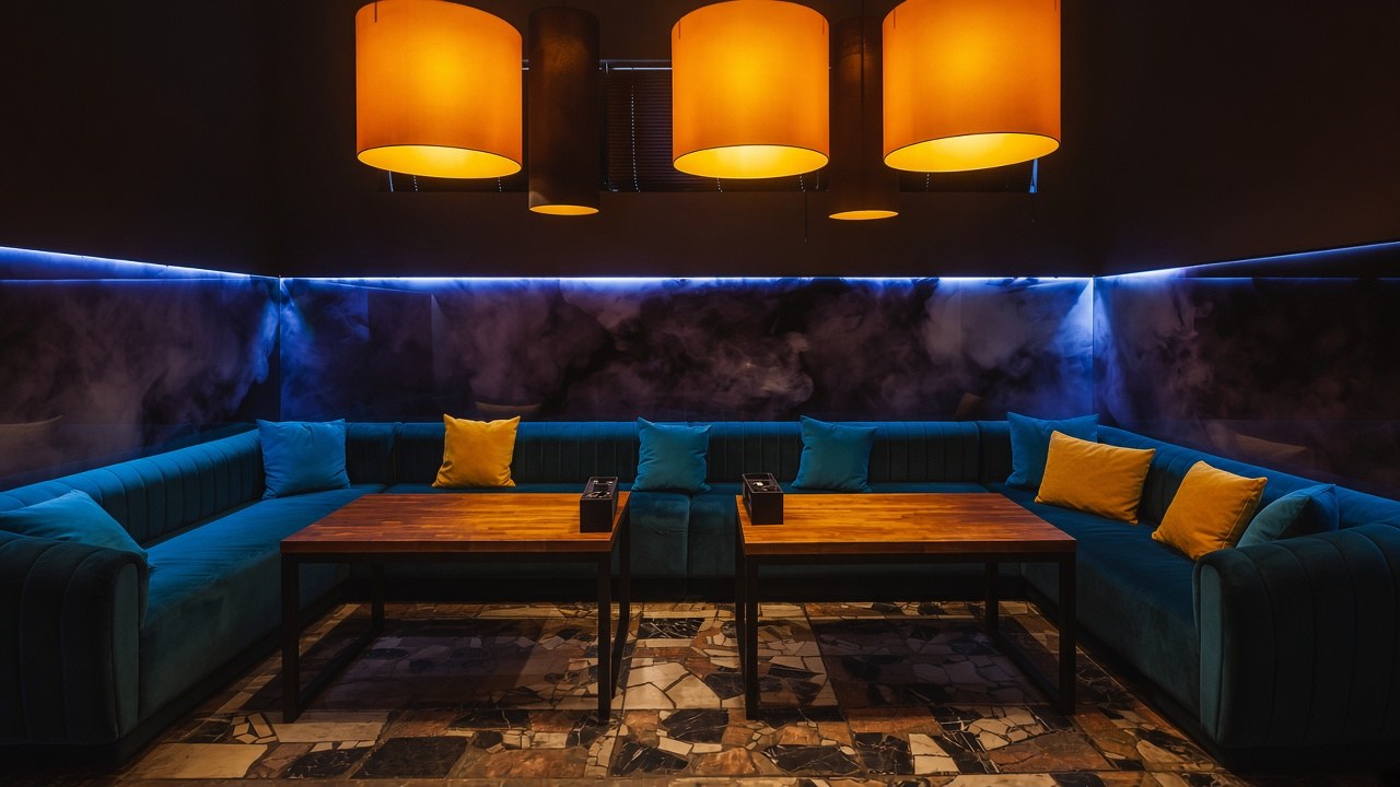 Бирюзовые диваны Otium Lounge, янтарный свет и синяя подсветка